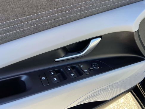 Used 2023 Hyundai Elantra Limited image 16