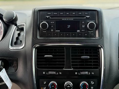 Used 2016 Dodge Grand Caravan SXT image 9