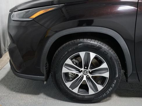Certified 2021 Toyota Highlander XLE FWD image 5