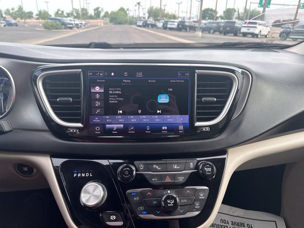 Used 2021 Chrysler Pacifica Touring-L FWD image 3