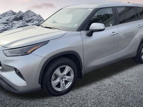 Used 2024 Toyota Highlander LE image 1