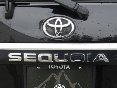 Used 2021 Toyota Sequoia Platinum AWD/4WD image 9