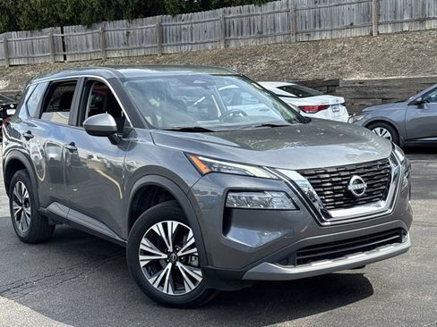 Used 2023 Nissan Rogue SV image 2