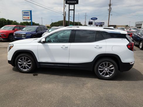 Used 2024 GMC Terrain SLT image 2