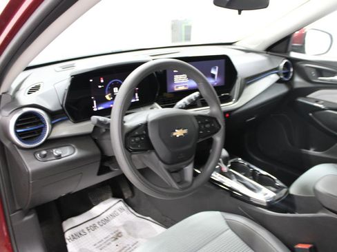 Used 2025 Chevrolet Trax LT image 13