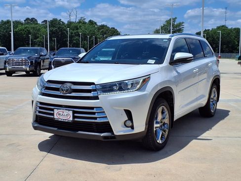 Used 2018 Toyota Highlander Limited Platinum FWD image 3