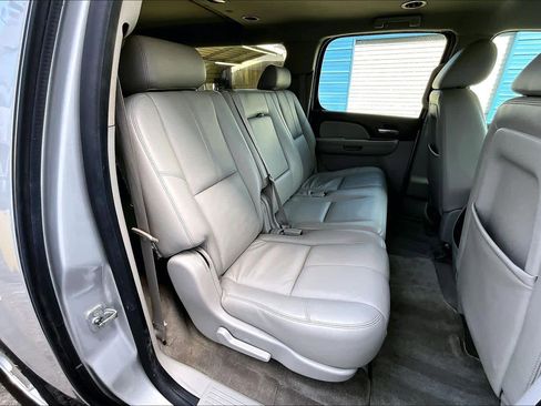 Used 2010 Chevrolet Suburban LT image 19