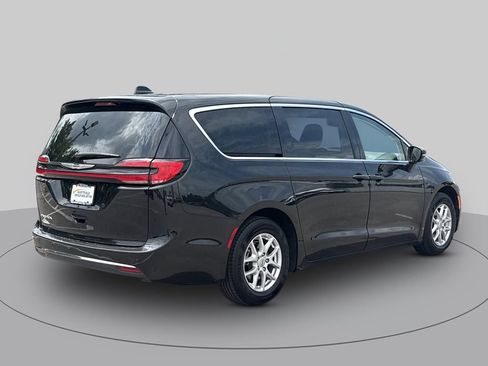 Used 2024 Chrysler Pacifica Touring-L FWD image 3