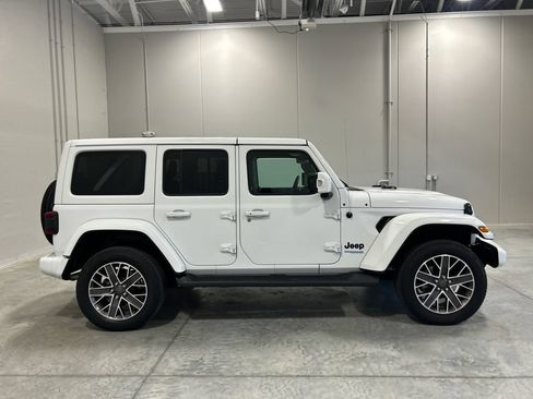 Used 2022 Jeep Wrangler Unlimited Sahara AWD/4WD image 5