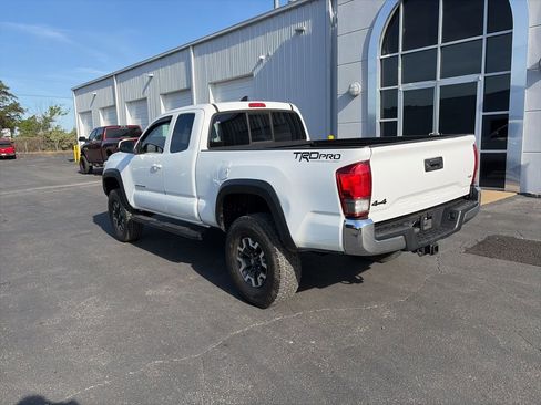 Used 2017 Toyota Tacoma TRD Off-Road w/ Tow Package image 5