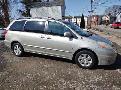 Used 2008 Toyota Sienna XLE image 3