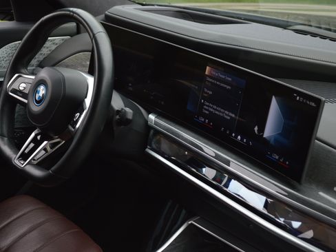 Used 2023 BMW i7 xDrive60 w/ Executive Package 2 AWD/4WD image 42