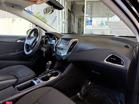 Used 2018 Chevrolet Cruze LT image 12