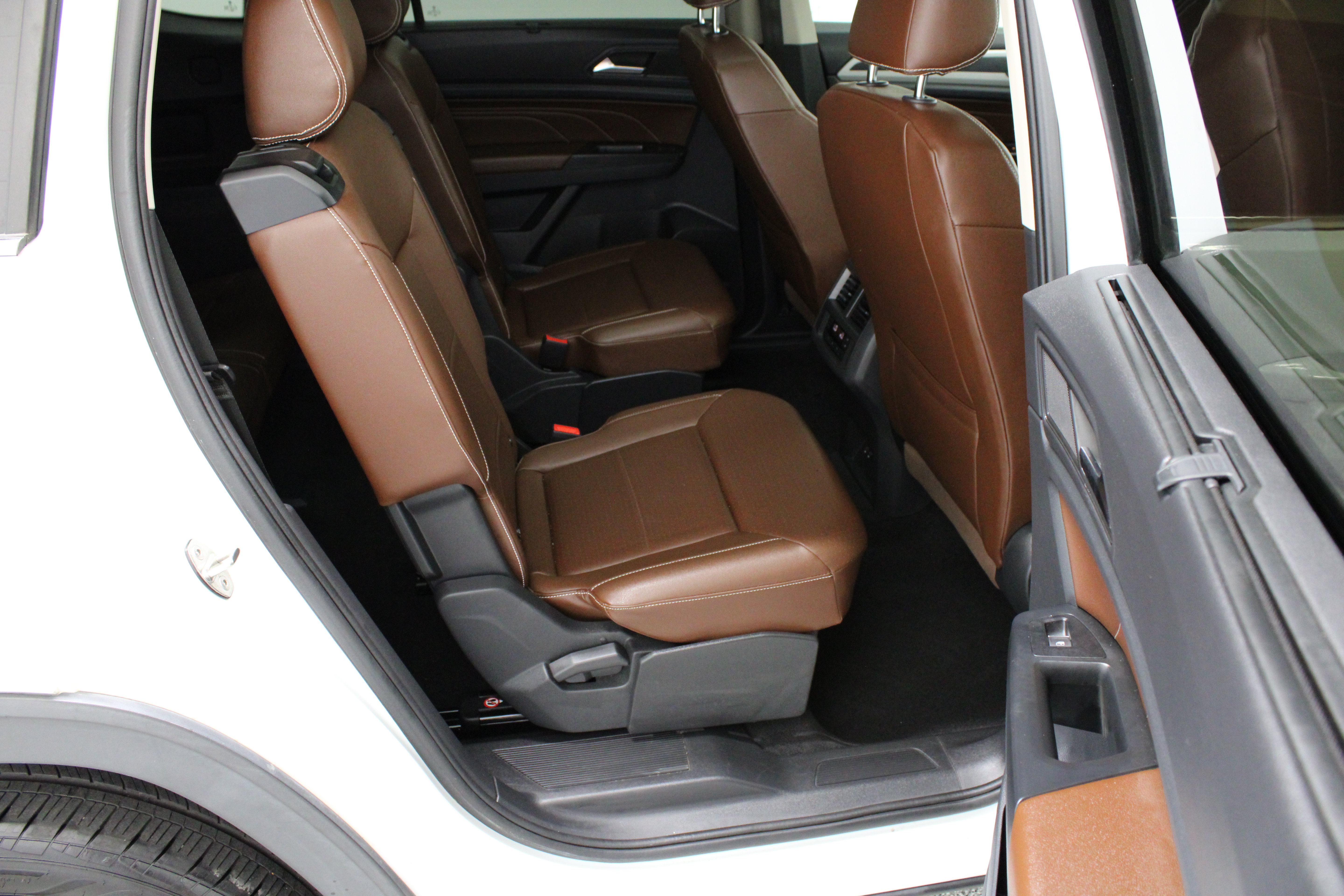 Used 2021 Volkswagen Atlas SE w/ Panoramic Sunroof Package FWD image 38