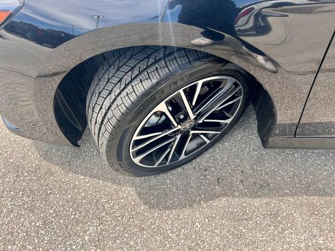 Used 2025 Toyota Camry Hybrid AWD/4WD image 32