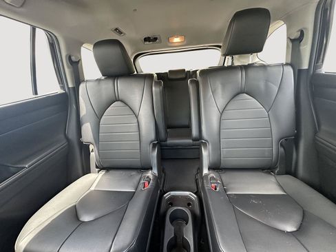 Used 2023 Toyota Highlander XLE FWD image 12