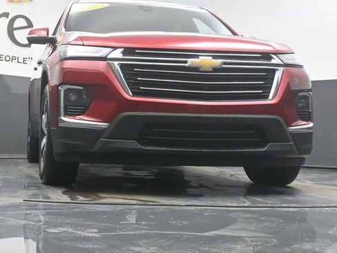 Used 2023 Chevrolet Traverse LT w/ LT Premium Package image 3