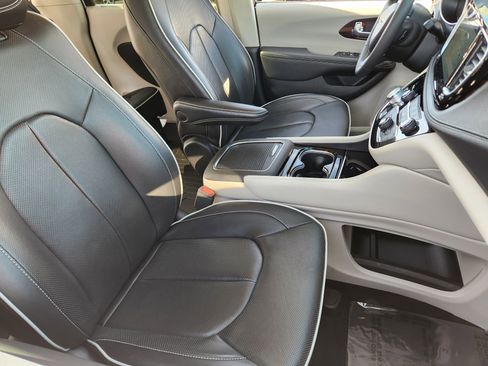 Used 2024 Chrysler Pacifica Limited w/ Trailer Tow Group image 16