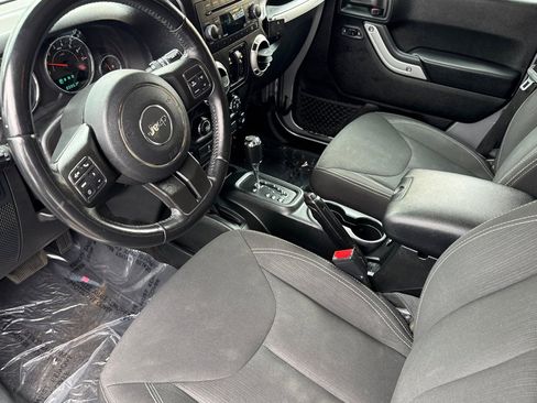 Used 2018 Jeep Wrangler Unlimited Rubicon w/ Connectivity Group AWD/4WD image 10