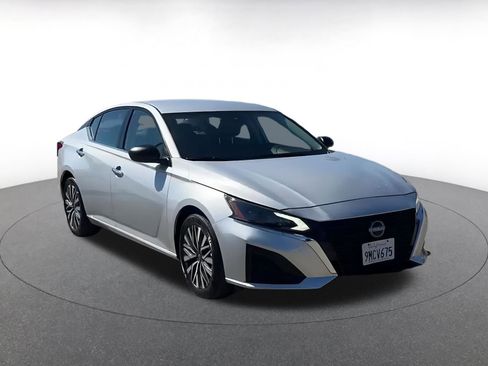 Used 2024 Nissan Altima 2.5 SV image 3