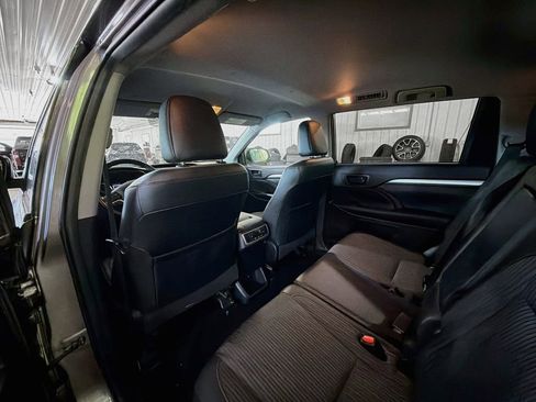 Used 2019 Toyota Highlander LE AWD/4WD image 9