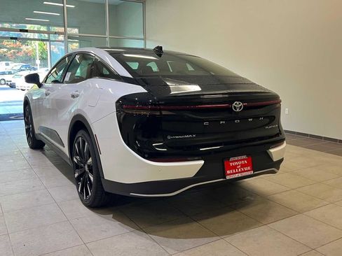 New 2026 Toyota Crown Platinum image 4