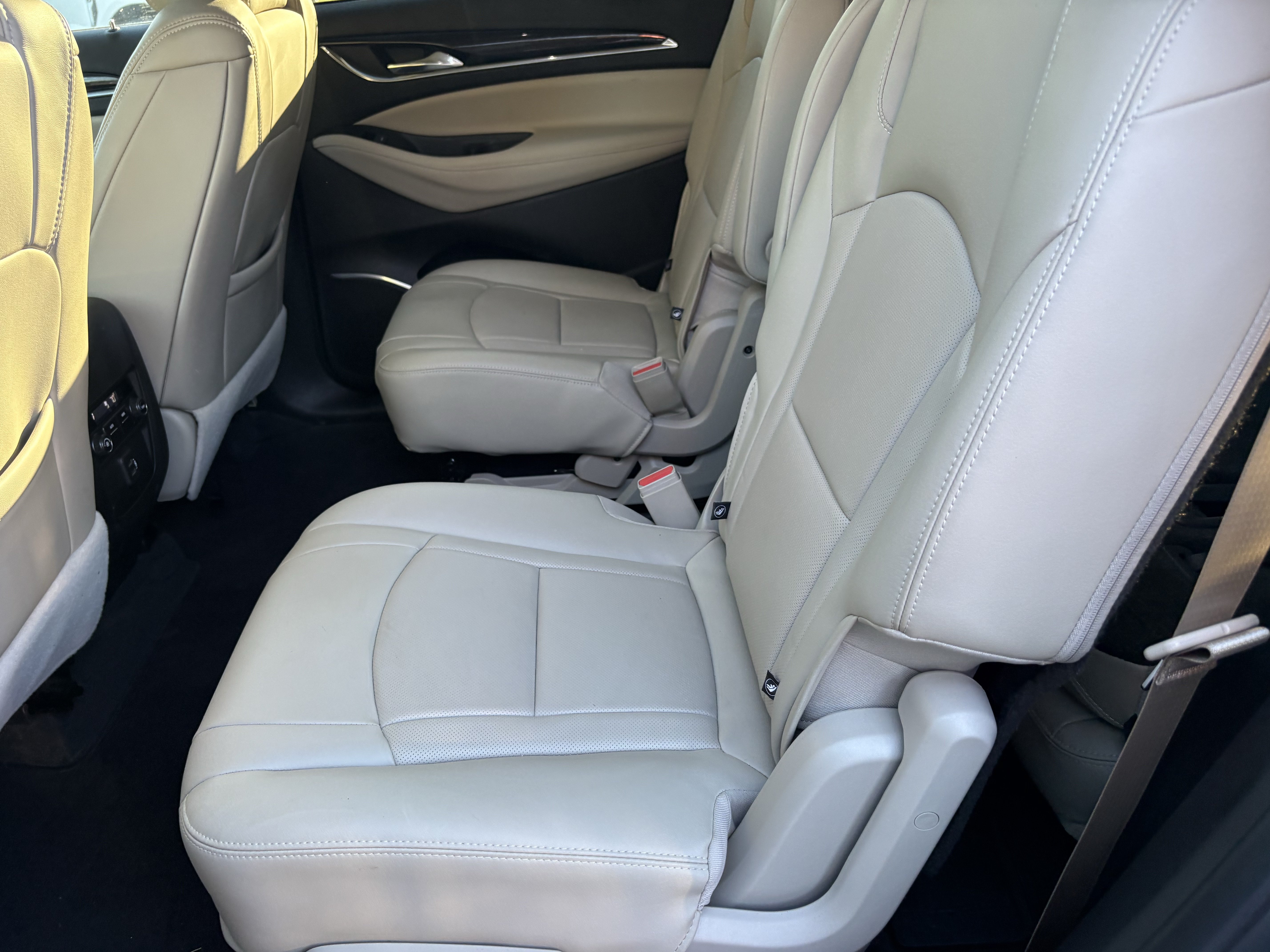 Used 2021 Buick Enclave Essence FWD image 9
