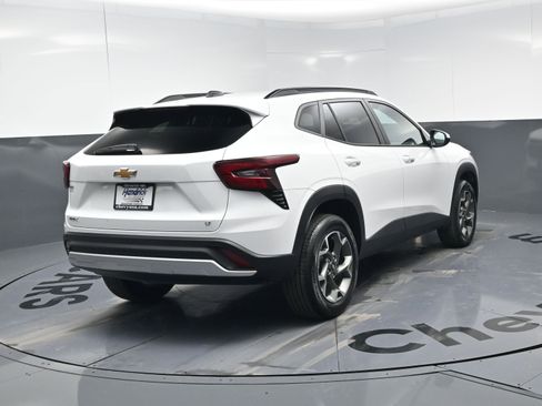 Used 2025 Chevrolet Trax LT w/ Driver Confidence Package image 9