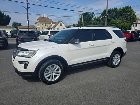 Used 2018 Ford Explorer XLT w/ Equipment Group 202A AWD/4WD image 3