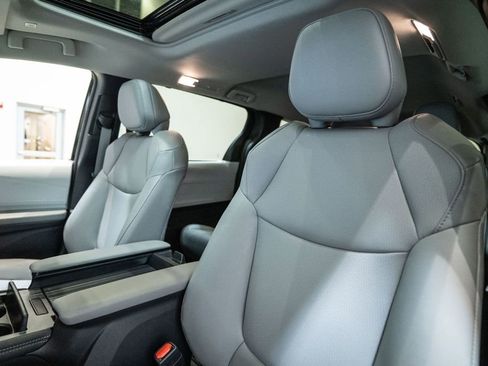 Used 2025 Toyota Sienna XLE image 14