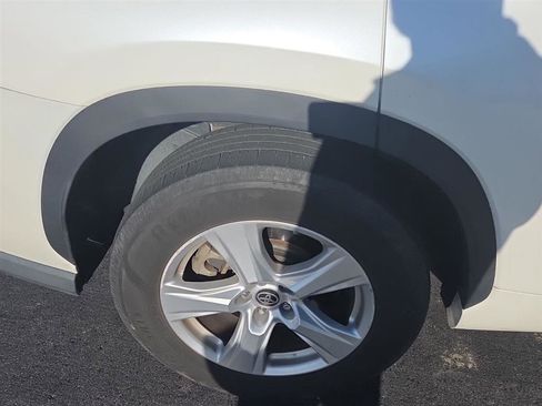 Used 2021 Toyota Highlander LE FWD image 16