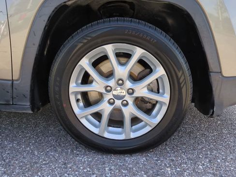 Used 2017 Jeep Cherokee Latitude w/ Safety/Convenience Group FWD image 11
