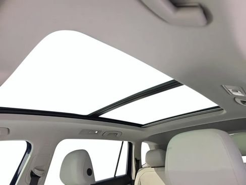 Used 2022 Volkswagen Tiguan SE image 27