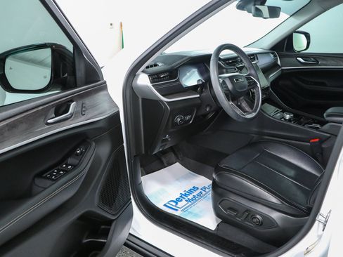 Used 2023 Jeep Grand Cherokee Limited w/ Luxury Tech Group II AWD/4WD image 3