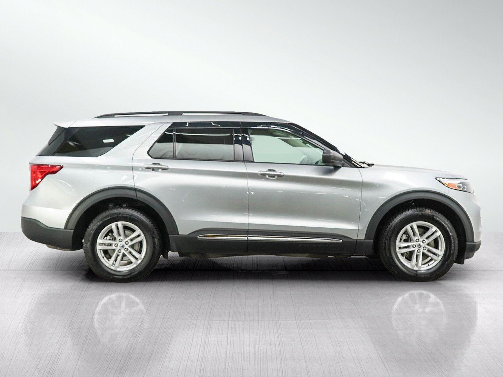Used 2024 Ford Explorer XLT w/ Class IV Trailer Tow Package AWD/4WD image 6