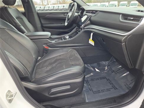 Certified 2024 Jeep Grand Cherokee Altitude image 7