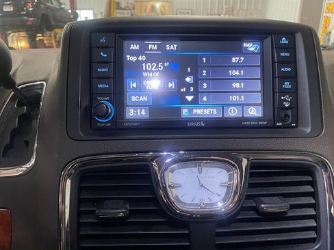 Used 2015 Chrysler Town & Country Touring-L image 15