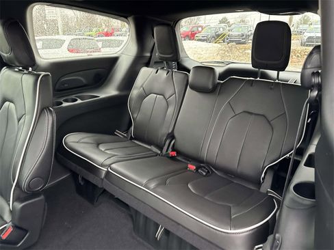 New 2026 Chrysler Pacifica Limited image 10