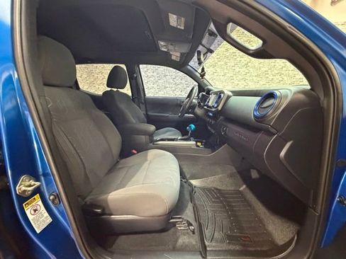 Used 2016 Toyota Tacoma TRD Sport w/ Premium & Technology Package AWD/4WD image 9
