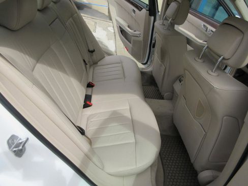 Used 2014 Mercedes-Benz E 550 4MATIC Sedan image 36