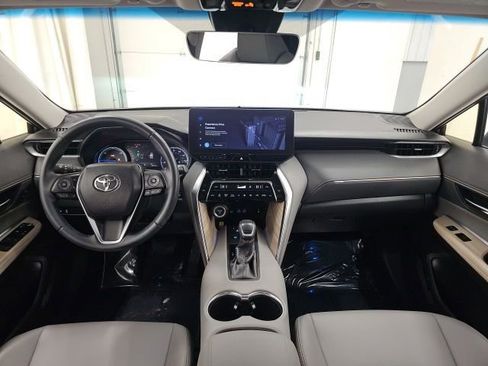 Used 2024 Toyota Venza XLE image 31