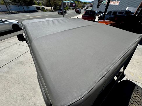 Used 2006 Jeep Wrangler Unlimited w/ Premium Audio Group image 9