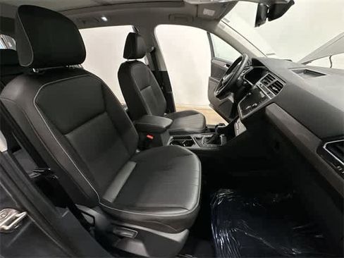 Certified 2022 Volkswagen Tiguan SE w/ Panoramic Sunroof Package image 24