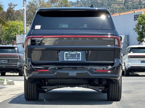 New 2026 Lincoln Navigator Reserve w/ Jet Appearance Package AWD/4WD image 4