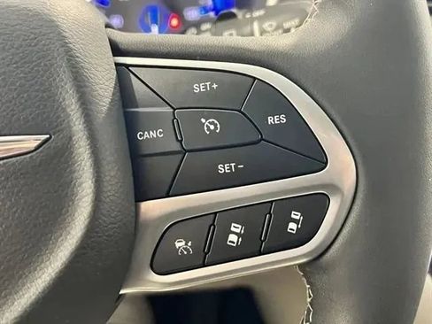 Used 2024 Chrysler Pacifica Touring-L image 36