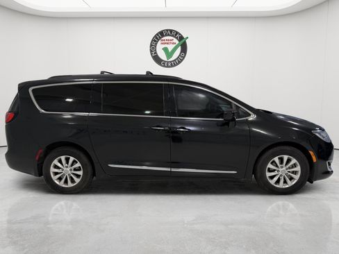 Used 2017 Chrysler Pacifica Touring-L FWD image 6