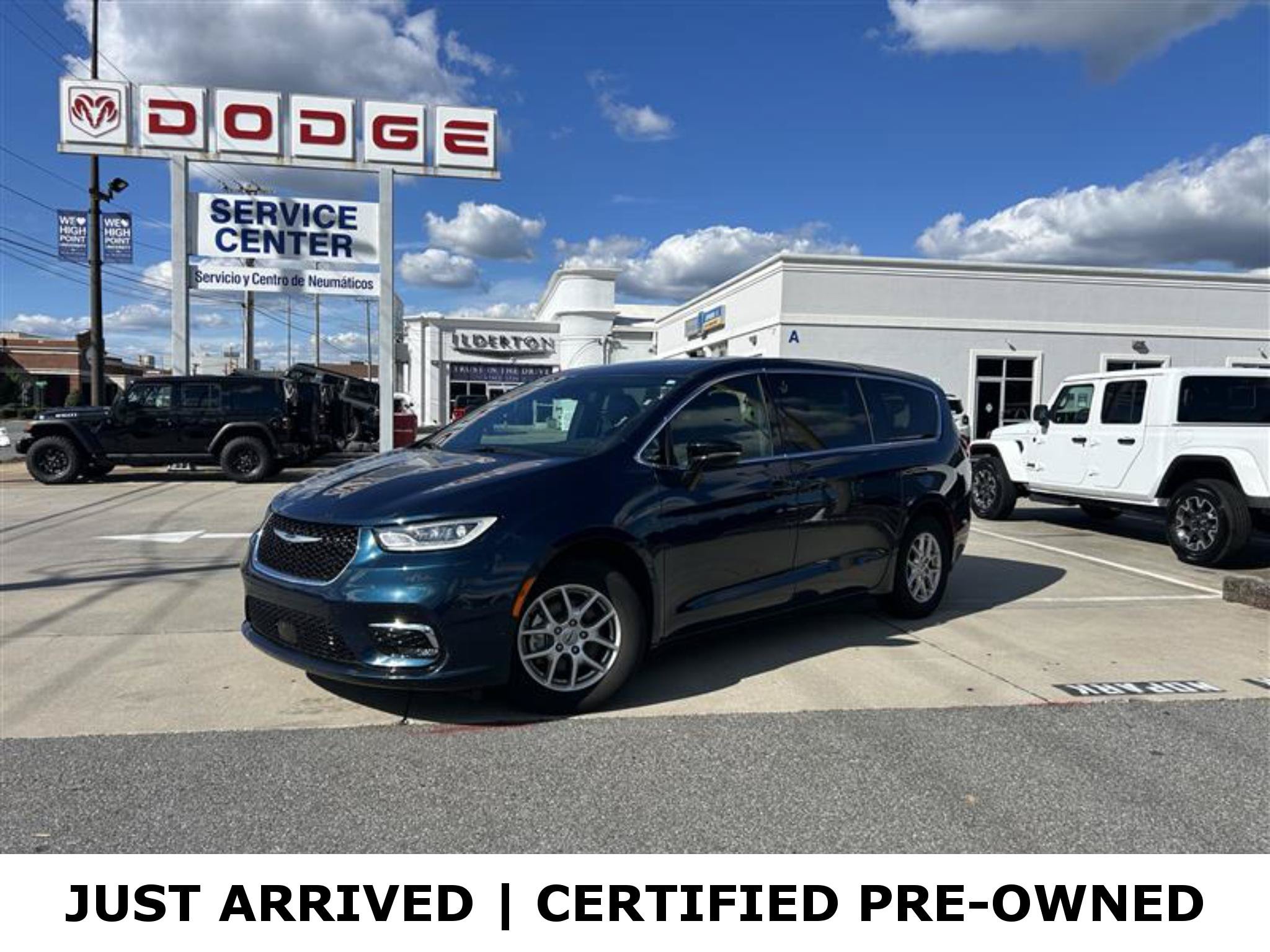 Used 2025 Chrysler Pacifica Select FWD image 1