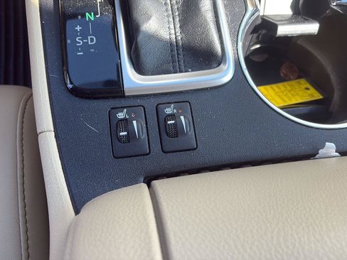 Used 2018 Toyota Highlander XLE AWD/4WD image 18