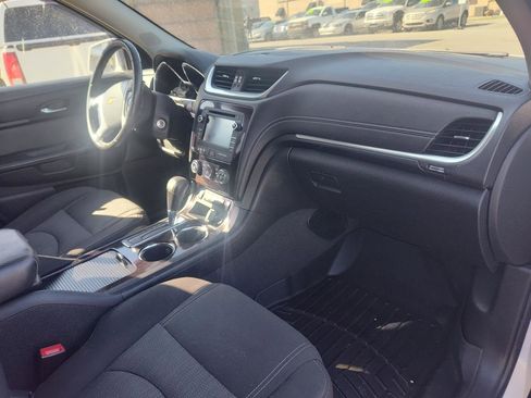 Used 2017 Chevrolet Traverse LT w/ Style and Technology Package image 16