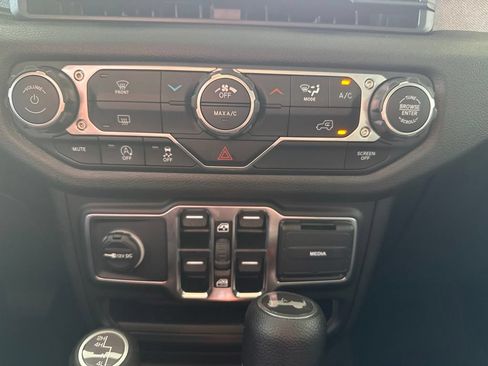 Used 2025 Jeep Wrangler Unlimited Sport AWD/4WD image 16